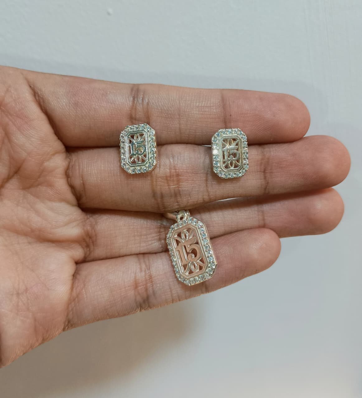 JUEGO DE 15 AÑOS EN FORMA DE ESMERALDA