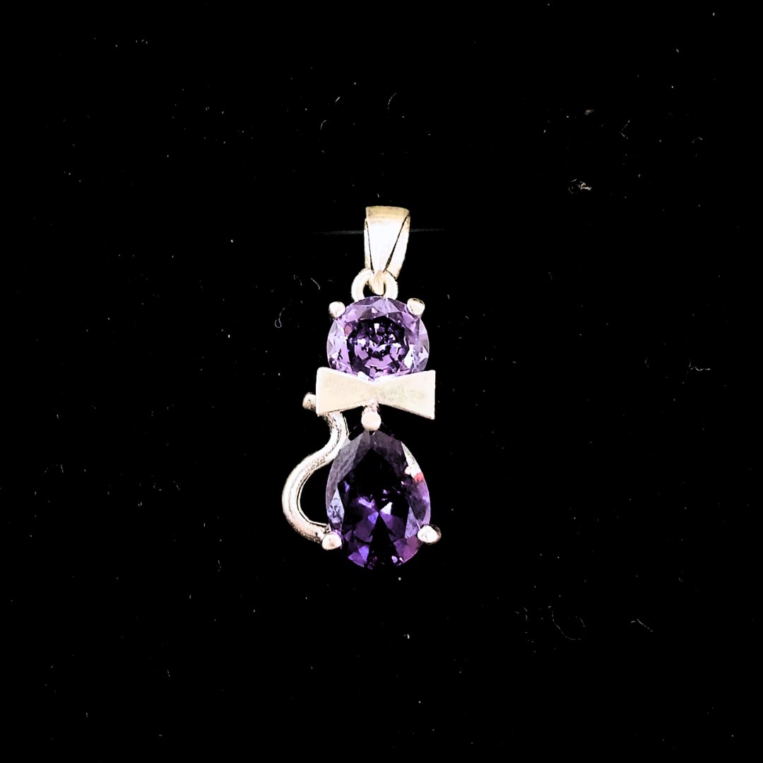 DIJE DE GATITO CON PIEDRA  COLOR MORADO
