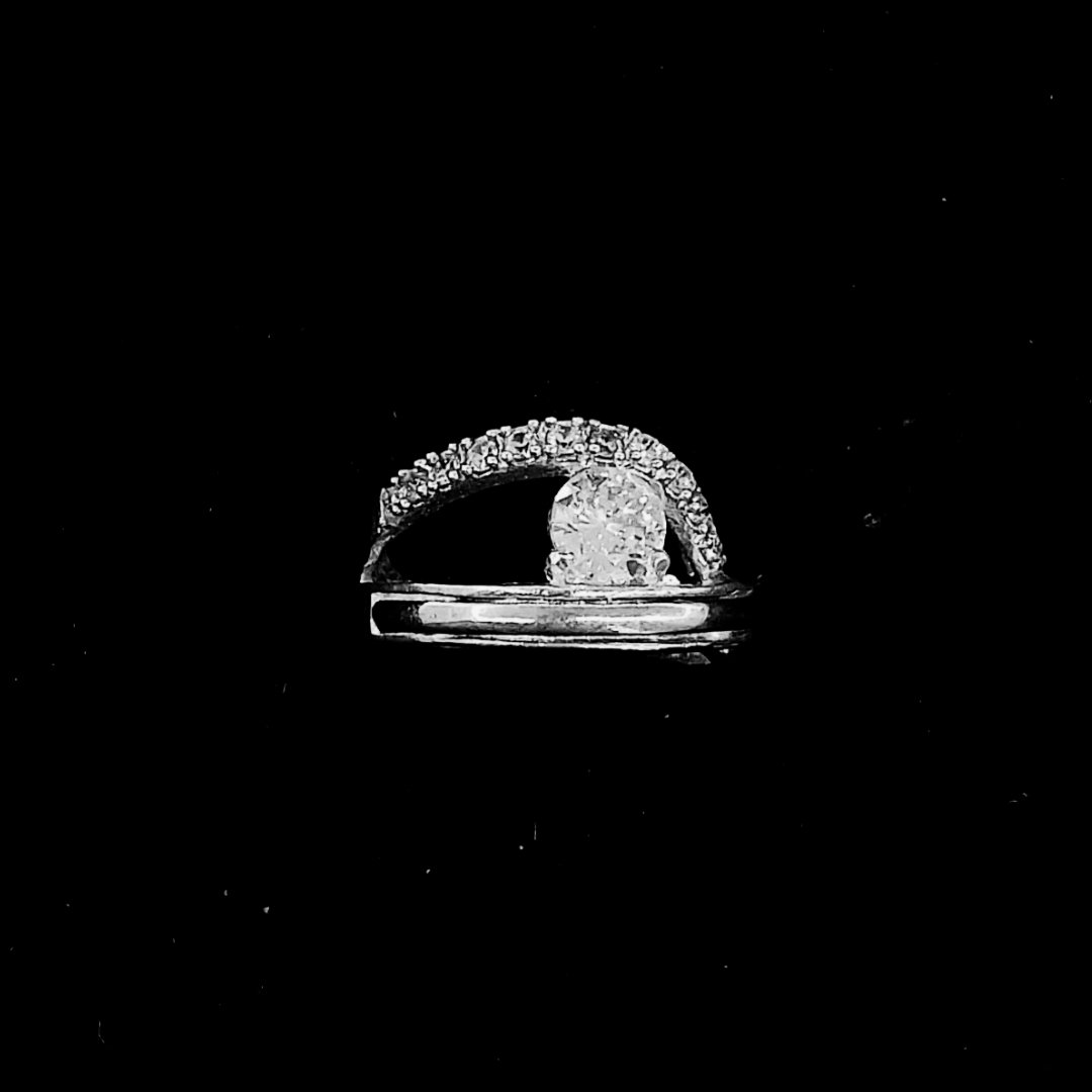 ANILLO PROMESA ESTILO CURVO CON CIRCONIAS 