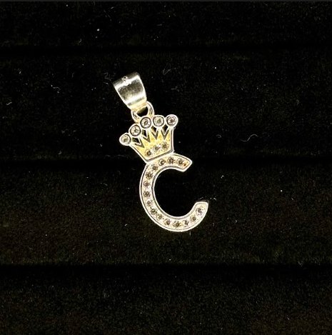 DIJE LETRA "C" ESTILO CORONA 