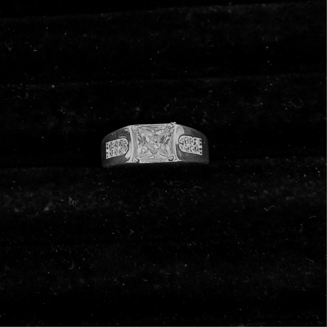 ANILLO DE CABALLERO CON PIEDRA BLANCA