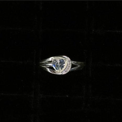 ANILLO ESTILO MEDIA LUNA CON CORAZON BLANCO 