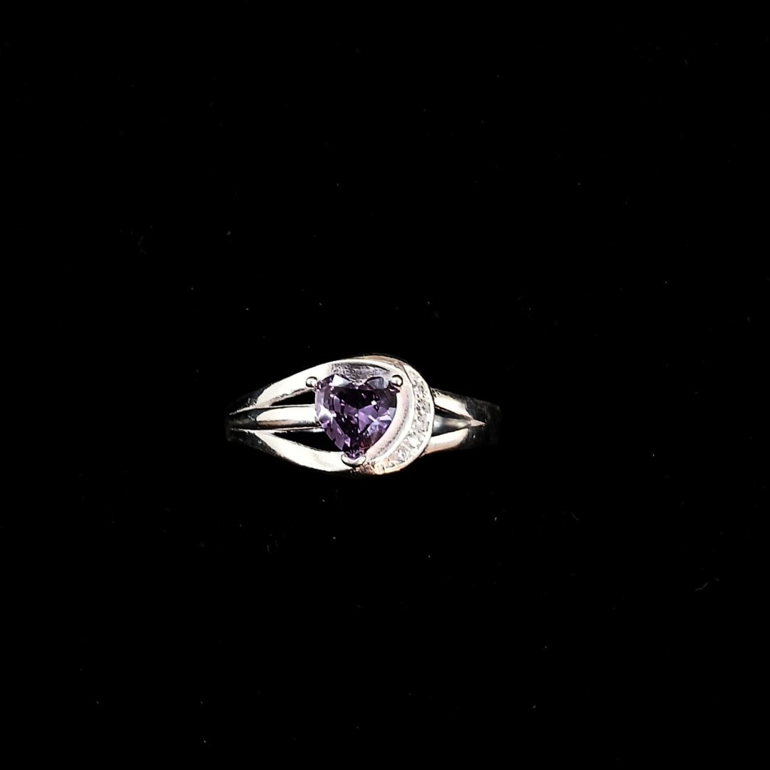 ANILLO ESTILO MEDIA LUNA CON CORAZON MORADO 