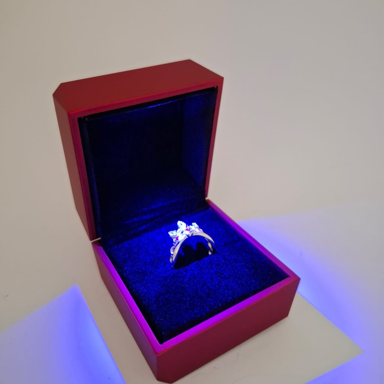 ESTUCHE JOYAS LUZ ROJO 6X6CM