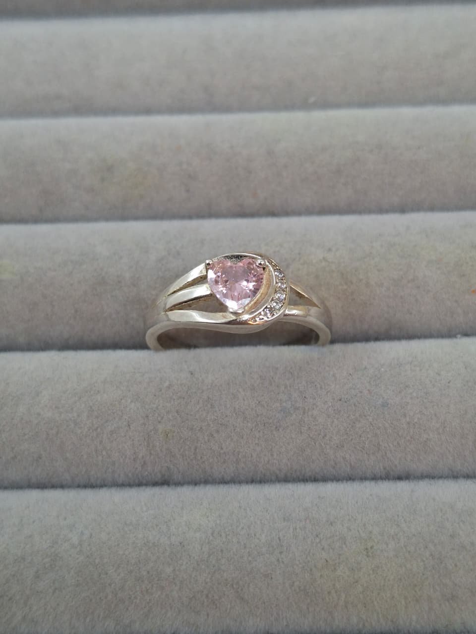 ANILLO ESTILO MEDIA LUNA CON CORAZON ROSA