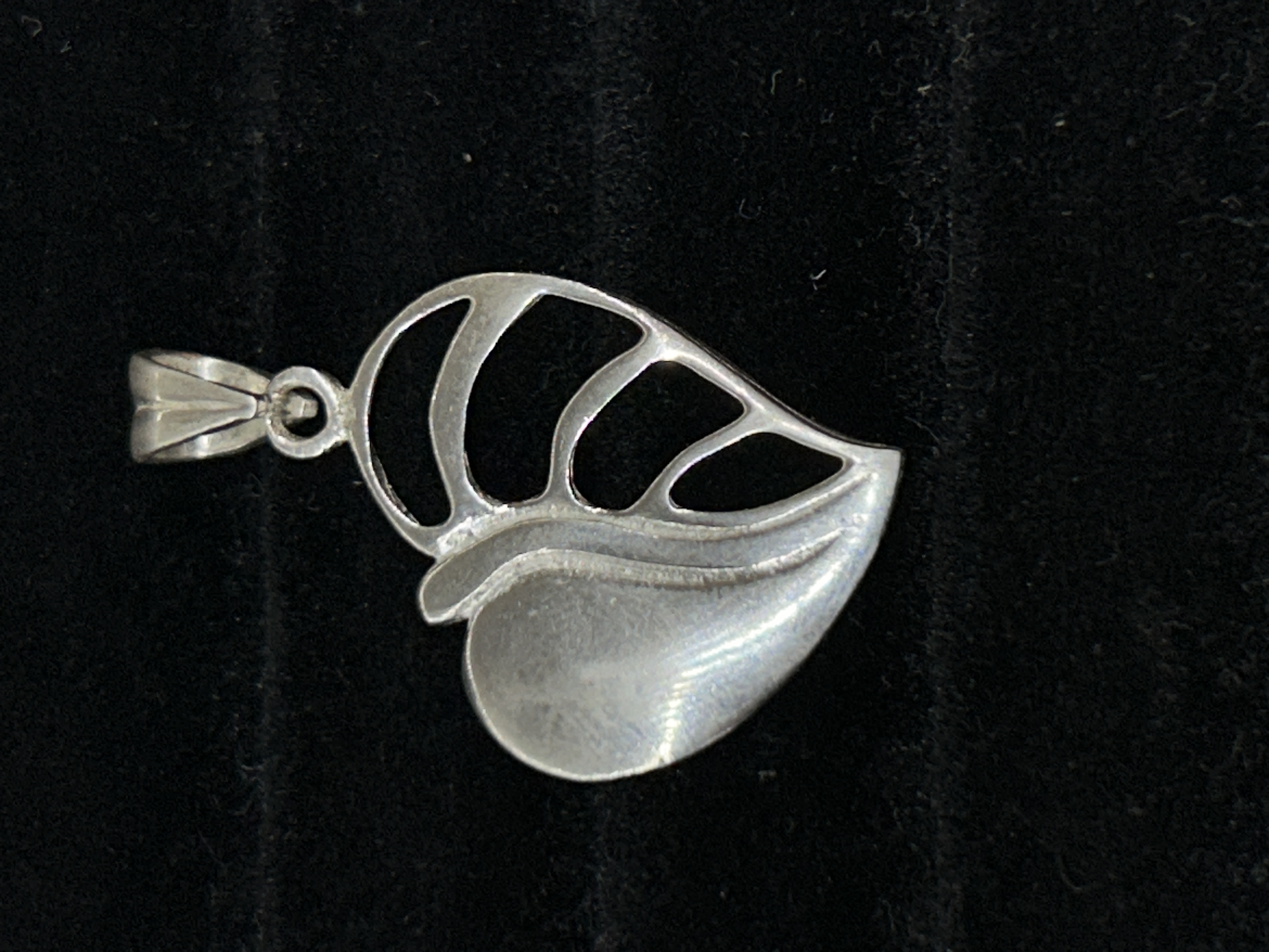 DIJE CORAZON ESTILIZADO 