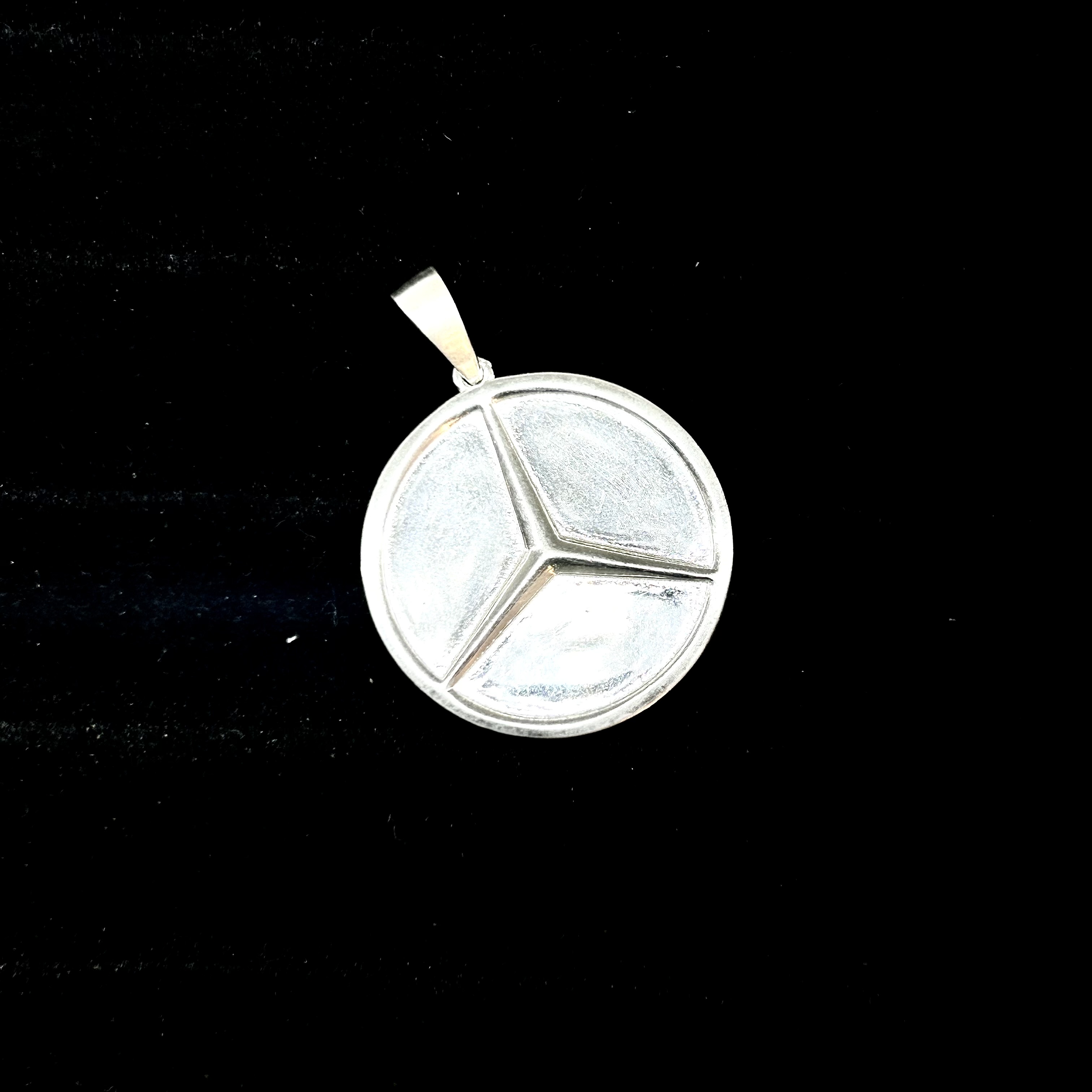 DIJE EMBLEMA TIPO ESTRELLA