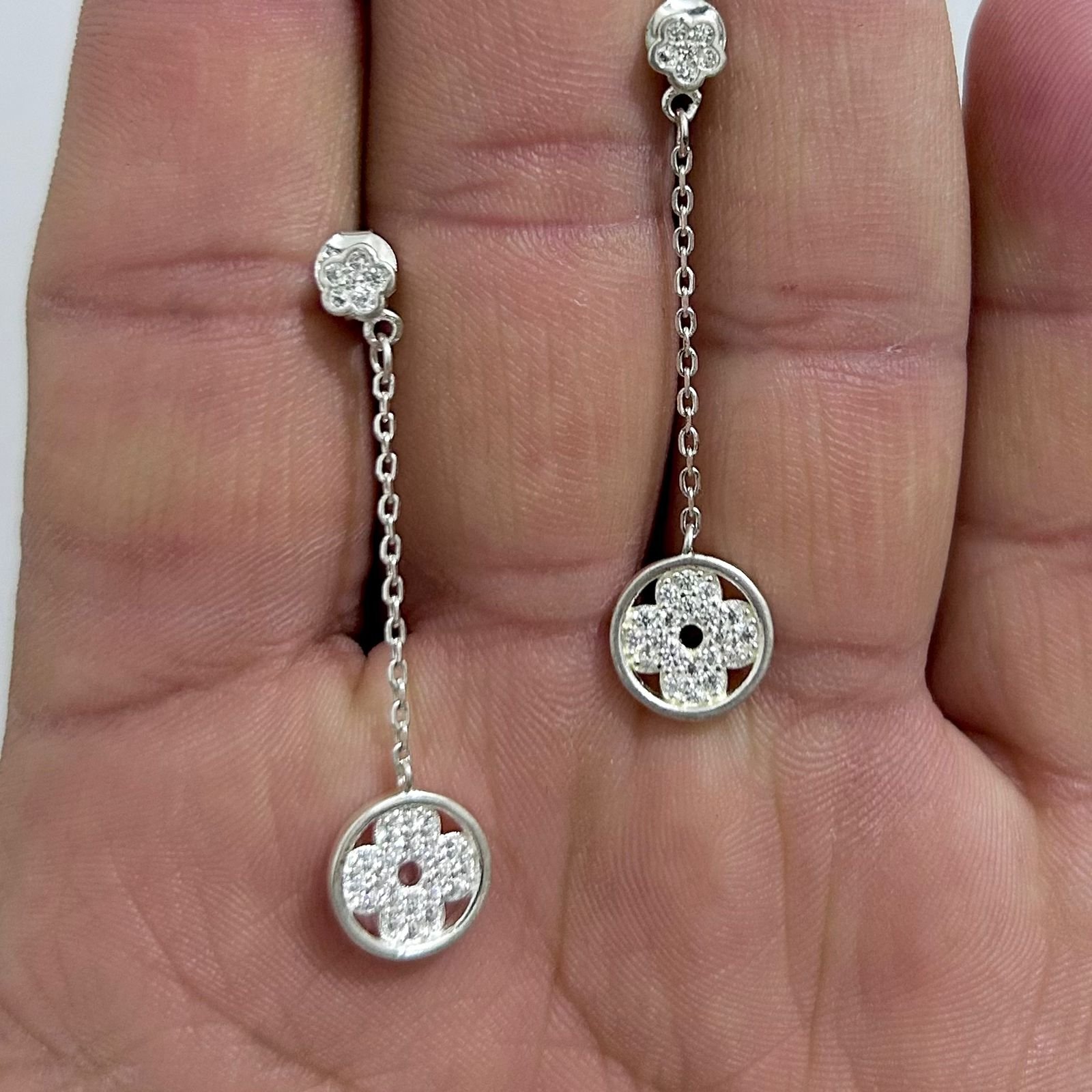 ARETE COLGANTE ESTILO TRÉBOL