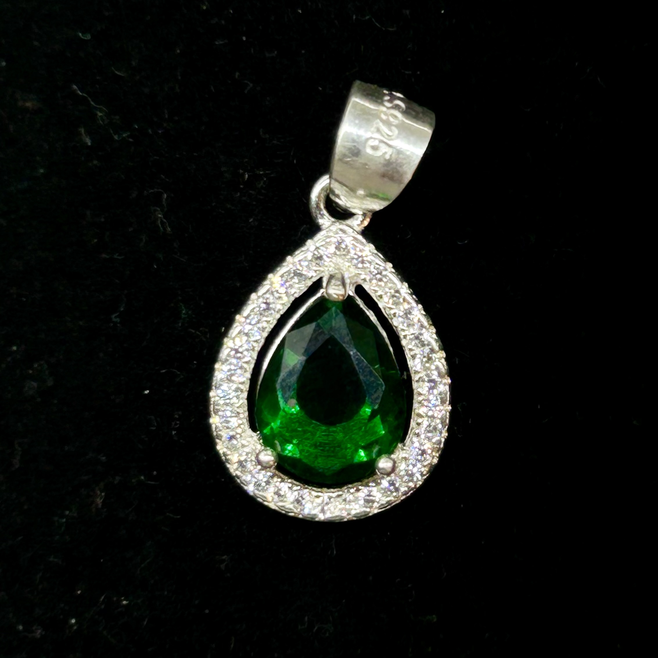 DIJE GOTA CON PIEDRA VERDE 