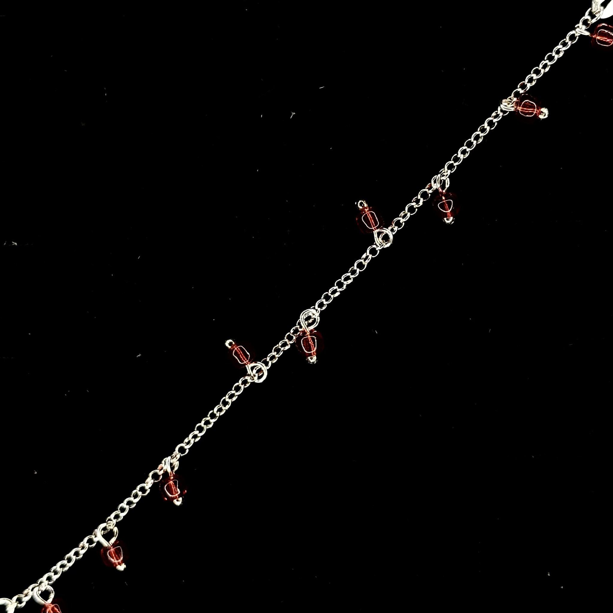 PULSERA DE NIÑO DE BOLITAS ROJAS 