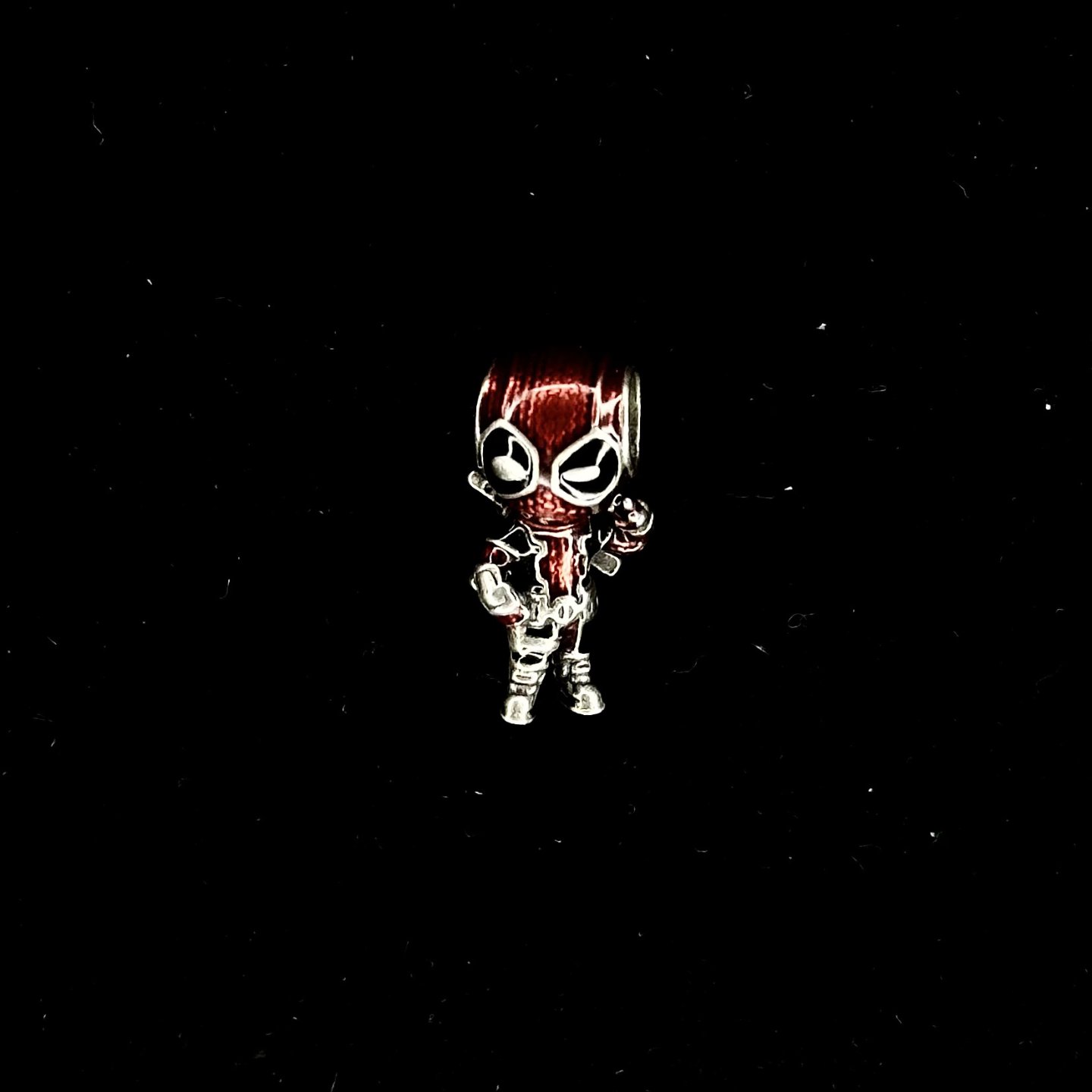 CHARM ESTILO DEADPOOL