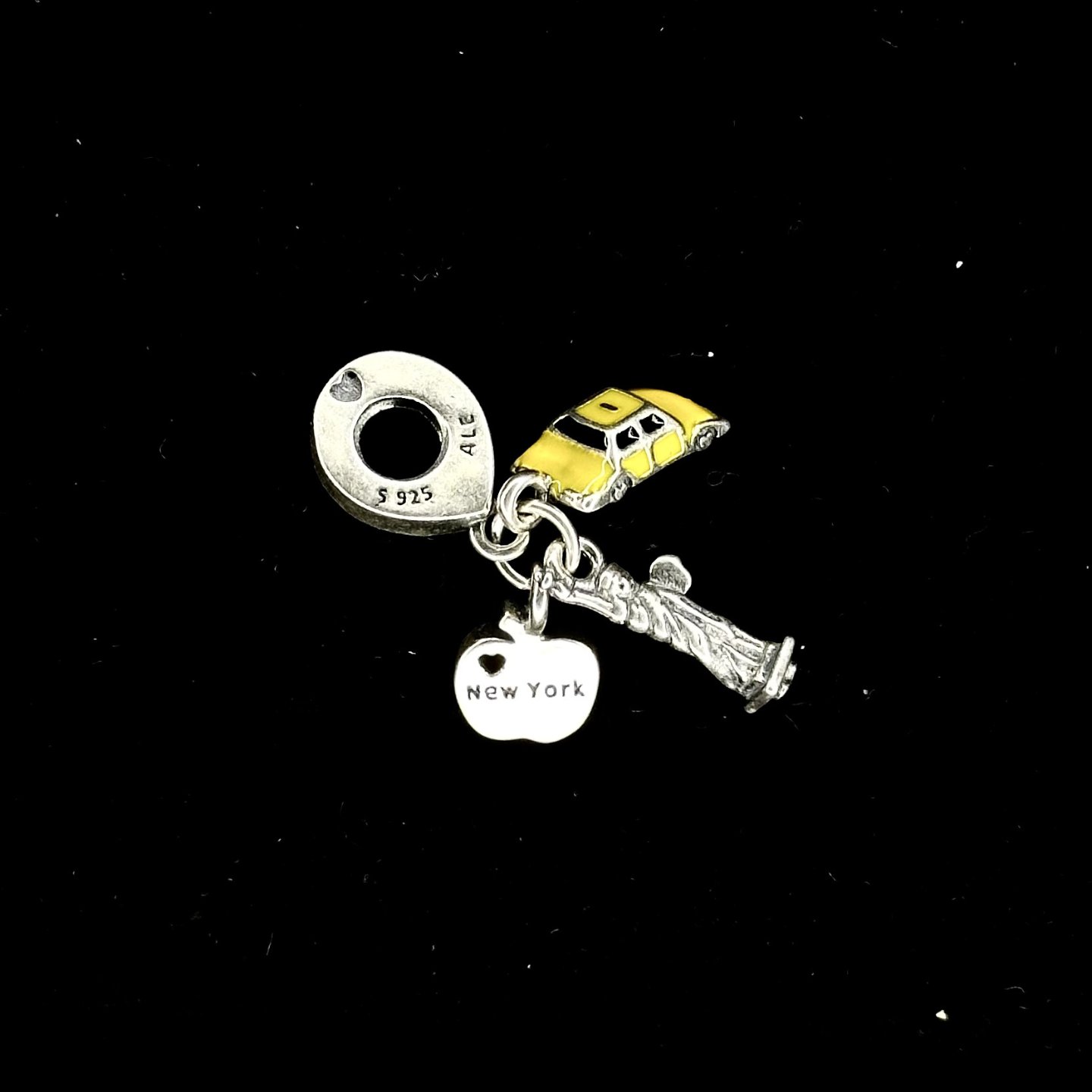 CHARM ESTILO ESTATUTA DE LIBERTAD Y CARRITO 