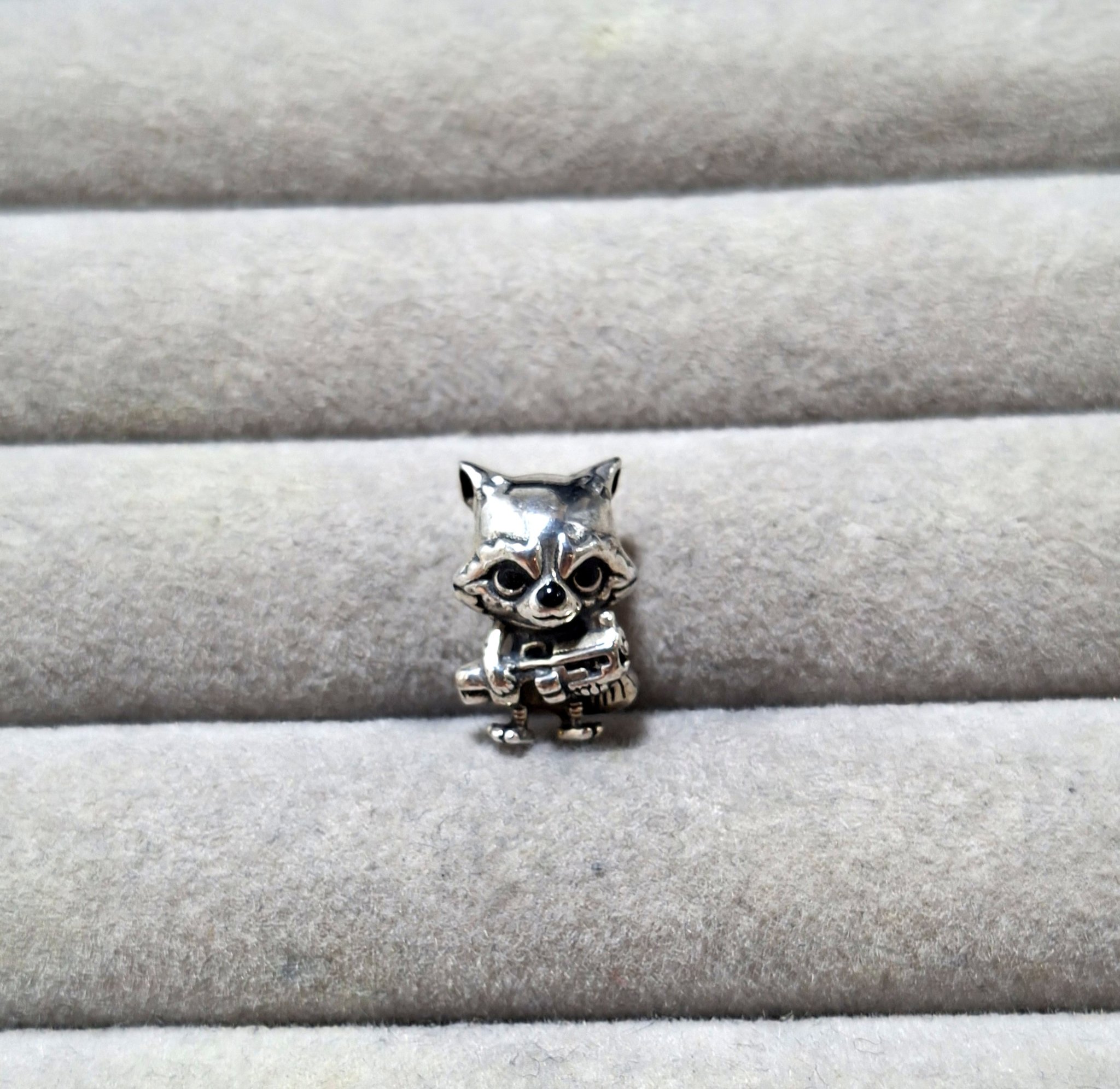 CHARM ESTILO ROCKET RACCOON 