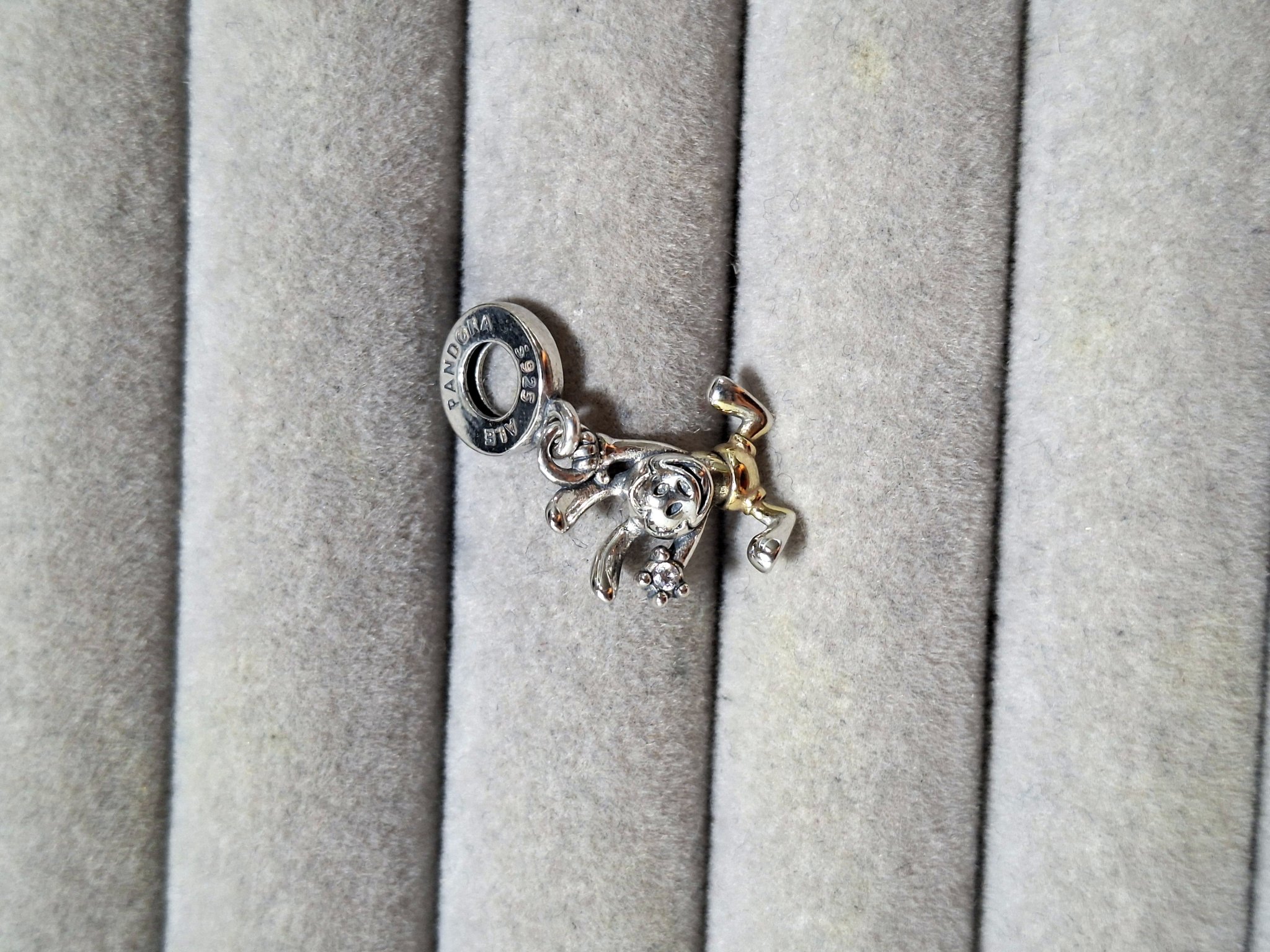 CHARM ESTILO CONEJO 