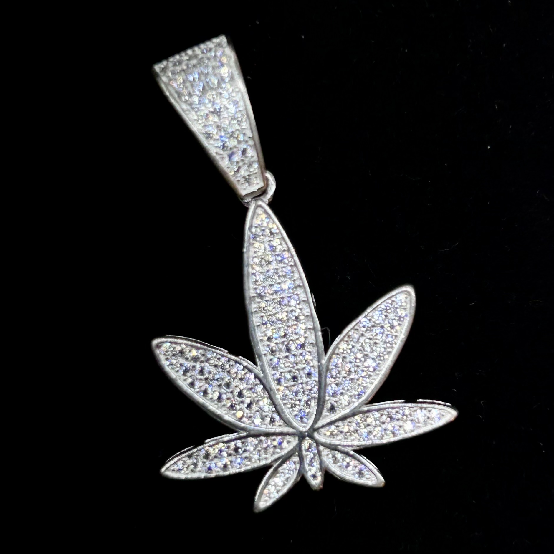 DIJE DE HOJA ESTILIZADA 