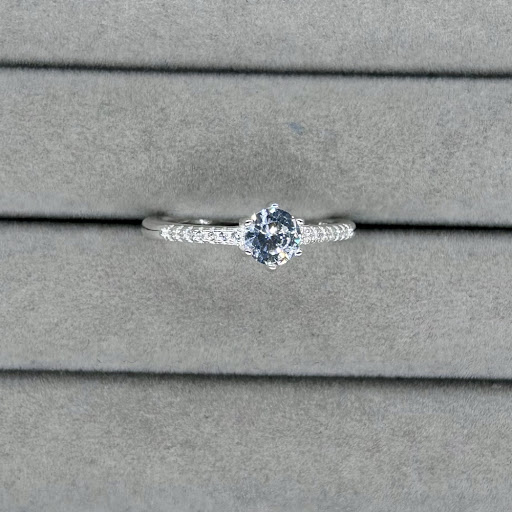 ANILLO DE COMPROMISO BRILLANTE CON CIRCONITA CENTRAL Y PAVÉ LATERAL.