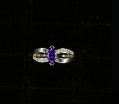 ANILLO ELEGANTE PERLA MORADA