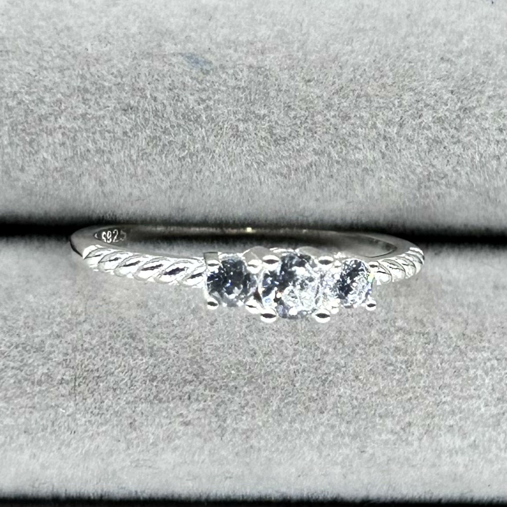 ANILLO TRILOGÍA DE BRILLOS CON CUERPO TRENZADO