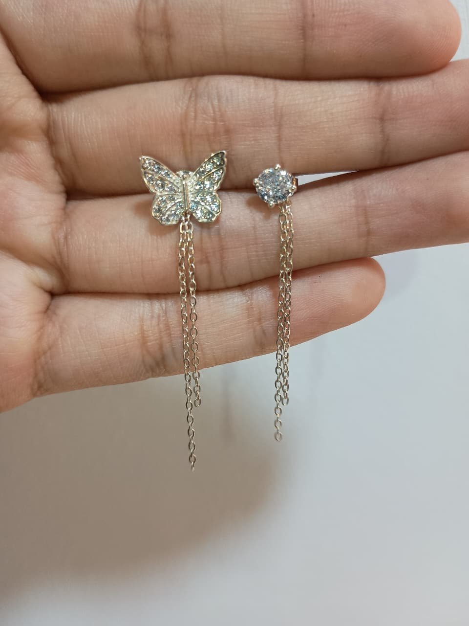 ARETES MARIPOSA Y PIEDRA BLANCA